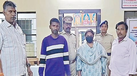 வாணியம்பாடி தொழிலதிபர் இம்தியாஸ் வீட்டில் கொள்ளை சம்பவத்தில் ஈடு
பட்டு, கைது செய்யப்பட்ட அருண்குமார், சக்திவேல், சாந்தகுமாரி, இளவரசன்.