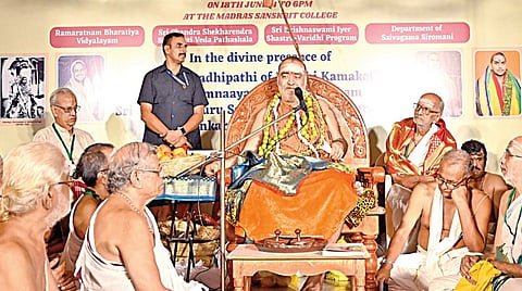 மயிலாப்பூர் சம்ஸ்கிருத கல்லூரி வளாகத்தில் புதிய கல்வி நிறுவனங்களை  விஜயேந்திர சரஸ்வதி சுவாமிகள் நேற்று தொடங்கி வைத்தார். உடன் முன்னாள் தலைமை தேர்தல் ஆணையர் என்.கோபாலசுவாமி, பிரத்யக் ஷா அறக்கட்டளை அறங்காவலர் ஜெயராம கிருஷ்ணன், சம்ஸ்கிருத கல்லூரியின் தலைவர் சந்தானகிருஷ்ணன், துக்ளக் ஆசிரியர் குருமூர்த்தி உள்ளிட்டோர். படம்: எஸ். சத்தியசீலன்
