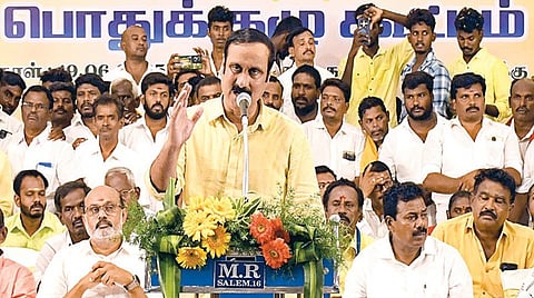 சேலத்தில் நேற்று நடைபெற்ற பாமக மாவட்டப் பொதுக்குழுக் கூட்டத்தில் பேசிய கட்சித் தலைவர் அன்புமணி. உடன், வன்னியர் சங்க மாநிலச் செயலாளர் கார்த்தி உள்ளிட்டோர். | படம்: எஸ்.குருபிரசாத் |