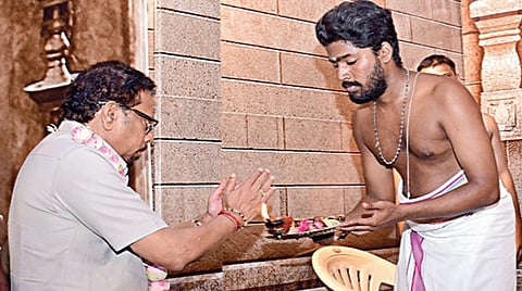 மாதிரி அறுபடை வீடுகளில் நேற்று வழிபட்ட புதுவை ஆளுநர் கைலாஷ்
நாதன். | படம்: எஸ்.கிருஷ்ணமூர்த்தி |