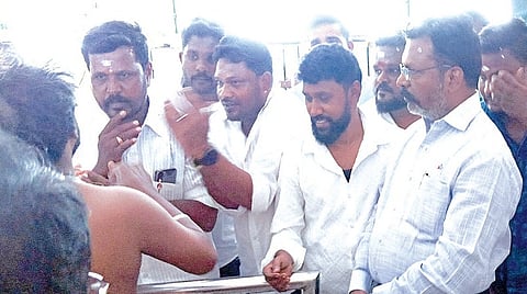 திருப்பரங்குன்றம் சுப்பிரமணிய சுவாமி கோயிலில் நேற்று சுவாமி தரிசனம் செய்த விசிக தலைவர்  திருமாவளவன் எம்.பி.