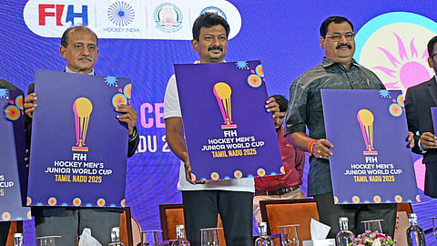 சர்வதேச ஹாக்கி சம்மேளனத்தின் 14-வது ஆடவர் ஹாக்கி ஜூனியர் உலகக் கோப்பை தொடருக்கான இலட்சினையை தமிழக துணை முதல்வர் உதயநிதி ஸ்டாலின் வெளியிட்டார். அருகில் ஹாக்கி இந்தியா பொதுச் செயலாளர் போலா நாத் சிங்.