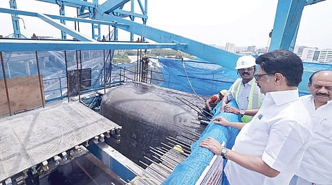 கிண்டி கத்​திப்​பா​ரா​வில், மாதவரம் - சோழிங்கநல்​லூர் வரையி​லான 5-வது வழித்தட மெட்ரோ ரயில் கட்​டு​மானப் பணி​களை முதல்​வர் மு.க.ஸ்​டா​லின் நேற்று பார்​வை​யிட்டு ஆய்வு செய்​தார். உடன் அமைச்சர் தா.மோ. அன்பரசன்.