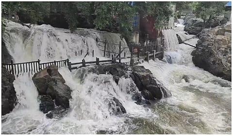 கர்நாடகாவில் திறக்கப்பட்ட நீர் ஒகேனக்கல் வந்தடைந்தது: வெள்ளப்பெருக்கால் அருவியில் குளிக்க தடை