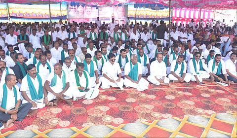 கிருஷ்ணகிரியில் ‘மா’ விவசாயிகளைக் கண்டுகொள்ளாத திமுக அரசை கண்டித்து அதிமுக சார்பில் உண்ணாவிரத போராட்டம் நடந்தது.