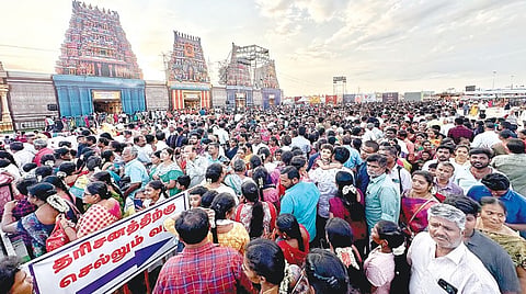 மதுரையில் முருக பக்தர்கள் மாநாட்டு வளாகத்தில் அமைக்கப்பட்டுள்ள அறுபடை வீடுகளின் மாதிரி கோயில்களில் தரிசனம் செய்ய கூடிய பக்தர்கள் கூட்டம். | படம்: நா.தங்கரத்தினம் |