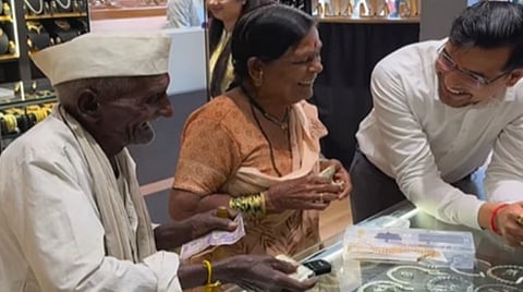 தாலி வாங்கிய தம்பதி