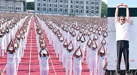 மதுரையில் மாணவர்களுடன் யோகாசன பயிற்சியில் ஈடுபட்ட தமிழக ஆளுநர் ஆர்.என்.ரவி. படங்கள்: எஸ்.கிருஷ்ணமூர்த்தி