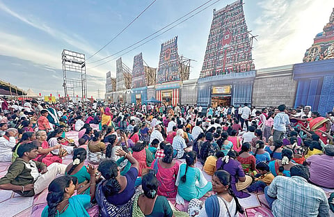 மதுரை முருக பக்தர்கள் மாநாட்டுக்காக அமைக்கப்பட்டுள்ள அறுபடை வீடுகளின் மாதிரி கோயில்களை தரிசனம் செய்வதற்காக நேற்று காத்திருந்த பக்தர்கள்.படங்கள்: நா.தங்கரத்தினம்