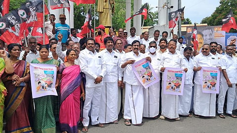 எடப்பாடி பழனிச்சாமி கார்டூன் விவகாரம் - புதுச்சேரியில் அதிமுக கண்டன ஆர்ப்பாட்டம் 