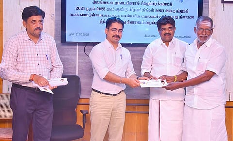 படகு உரிமையாளர்களுக்கு முதலமைச்சரின் பொது நிவாரண நிதியிலிருந்து காசோலை வழங்கும் ஆட்சியர் சிம்ரன்ஜீத் சிங் காலோன் 