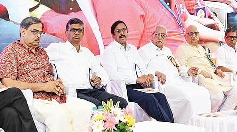 சென்னையில் நடைபெற்ற தமிழ்நாடு வங்கி ஊழியர் சங்க மாநாட்டில் சங்கத்தின் தலைவர் சி.எச்.வெங்கடாசலம், அனைத்திந்திய வங்கி ஊழியர் சங்கத் தலைவர் ராஜன் நாகர் உள்ளிட்டோர் பங்கேற்றனர். படம்: எஸ்.சத்தியசீலன்