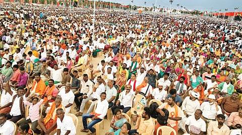 இந்து முன்னணி சார்பில் மதுரையில் நேற்று நடைபெற்ற முருக பக்தர்கள் மாநாட்டில் லட்சக்கணக்கானோர் பங்கேற்றனர். | படங்கள்: நா.தங்கரத்தினம் |