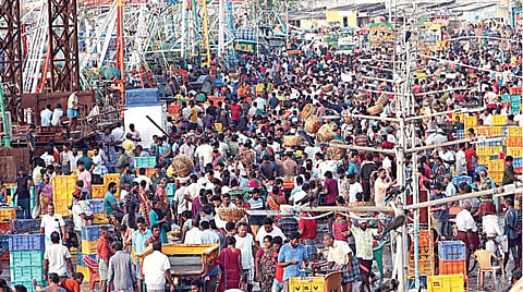 சென்னை காசிமேடு மீன்பிடி துறைமுகத்தில் மீன் வாங்க நேற்று குவிந்த கூட்டம். | படங்கள்: எஸ்.சத்தியசீலன் |