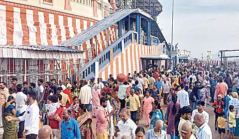 ஆனி கிருத்திகையை ஒட்டி நேற்று திருத்தணி முருகன் கோயிலில் ஆயிரக்கணக்கான பக்தர்கள் நீண்ட வரிசையில் காத்திருந்து சுவாமி தரிசனம் செய்தனர்.