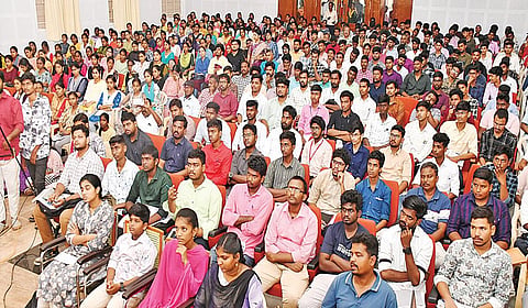 மதுரை தெப்பக்குளம் தியாகராசர் கல்லூரியில் ‘உனக்குள் ஓர் ஐஏஎஸ்’ வழிகாட்டி நிகழ்ச்சி நேற்று நடைபெற்றது. இதில் பள்ளி, கல்லூரி மாணவர்கள், போட்டி  தேர்வர்கள், பெற்றோர் உள்ளிட்ட ஏராளமானோர் பங்கேற்றனர். | படங்கள்: எஸ்.கிருஷ்ணமூர்த்தி |