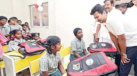 சேப்பாக்கம் - திருவல்லிக்கேணி சட்டப்பேரவை தொகுதிக்குட்பட்ட பங்காரு தெரு, சென்னை நடுநிலைப்பள்ளியில் ‘சிங்காரச் சென்னை 2.0’ திட்டநிதியின் கீழ் ரூ.2.47 கோடி மதிப்பீட்டில் கட்டப்பட்டுள்ள கட்டிடத்தை திறந்துவைத்த துணை முதல்வர் உதயநிதி ஸ்டாலின், மாணவ மாணவிகளுக்கு புத்தகப் பை, சில்வர் குடிநீர் குடுவை மற்றும் இனிப்பு வழங்கி கலந்துரையாடினார்.