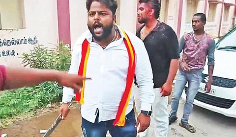 கிருஷ்ணகிரி அருகே கீழ்புதூரில் தவெக மரக்கன்று நடும் நிகழ்ச்சியில் ஏற்பட்ட கோஷ்டி மோதலின்போது, கத்தியுடன் மிரட்டிய நிர்வாகி.