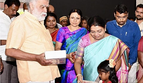 திண்டுக்கல்லில் நடந்த பாலூட்டும் தாய்மார்களுக்கான பயிற்சி முகாமின் தொடக்க விழாவில் குழந்தைகளுக்கு அமைச்சர் கீதா ஜீவன் பரிசுப்பொருட்களை வழங்கினார்