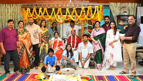 திண்டிவனம் அடுத்த தைலாபுரம் இல்லத்தில் நடைபெற்ற 60-வது திருமண நாள் நிகழ்ச்சியில் மகள்களின் குடும்பத்தினர் மற்றும் பேரன், பேத்திகளுடன் பாமக நிறுவனர் ராமதாஸ் - சரஸ்வதி.