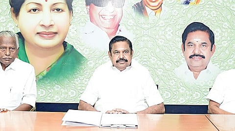 அதிமுக மாவட்ட பொறுப்பாளர்கள், மாவட்ட செயலாளர்களுடனான ஆலோசனைக் கூட்டம் கட்சியின் பொது செயலாளர் பழனிசாமி தலைமையில் சென்னையில் நேற்று நடைபெற்றது. கட்சியின் முக்கிய நிர்வாகிகள் கே.பி.முனுசாமி, திண்டுக்கல் சீனிவாசன், எஸ்.பி.வேலுமணி உள்ளிட்டோர் உடனிருந்தனர்.