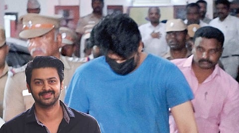 போதைப்பொருள் பயன்படுத்தியதாக கைது செய்யப்பட்ட நடிகர் ஸ்ரீகாந்த்தை புழல் சிறைக்கு அழைத்துச் சென்ற போலீஸார்.