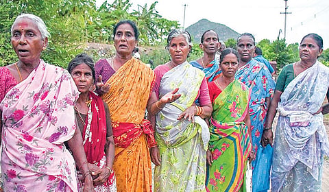 வீரப்பன் வைத்த கண்ணிவெடியில் சிக்கி உயிரிழந்தவர்களின் குடும்பத்தினர். 
| படங்கள்: எஸ்.குரு பிரசாத் |