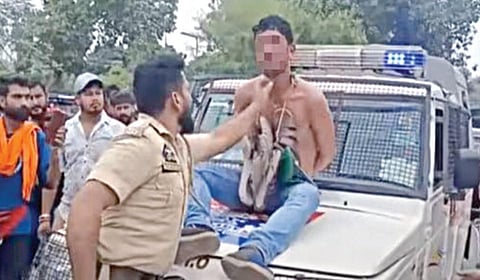 ஜம்முவில் திருட்டில் ஈடுபட்ட இளைஞரின் சட்டையை கழற்றி இழுத்து சென்ற போலீஸ்