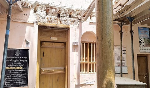 இடிந்து விழுந்து சேதமடைந்துள்ள பாரதியார் இல்லம்.