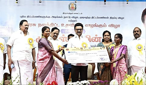 திருப்பத்தூரில் நடந்த அரசு விழாவில் தமிழக முதல்வர் ஸ்டாலின் பயனாளிகளுக்கு நலத்திட்ட உதவிகளை வழங்கினார்.
