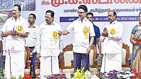 திருப்பத்தூர் மாவட்டத்தில் நேற்று நடைபெற்ற அரசு விழாவில் முடிவுற்ற பணிகளை திறந்துவைத்து, புதிய பணிகளுக்கு அடிக்கல் நாட்டிவைத்தார் முதல்வர் மு.க.ஸ்டாலின். உடன், அமைச்சர்கள் துரைமுருகன், எ.வ.வேலு, ஆர்.காந்தி உள்ளிட்டோர். | படம்: ந.சரவணன் |
