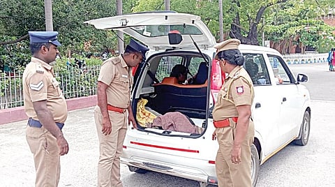 தீவிரவாதிகள் தாக்குதலை தடுக்கும் வகையில் நடைபெற்ற 2 நாள் பாதுகாப்பு ஒத்திகையின்போது காரில் சோதனை செய்த போலீஸார்.