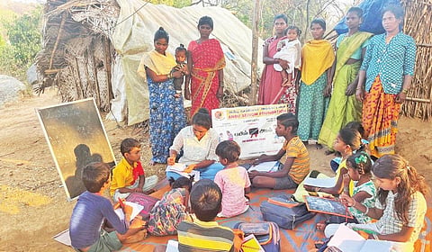 கெலமங்கலம் அருகே இருளப்பட்டி கிராமத்தில் மாலை நேர வகுப்பில் படிக்கும் மலைவாழ் குழந்தைகள்.