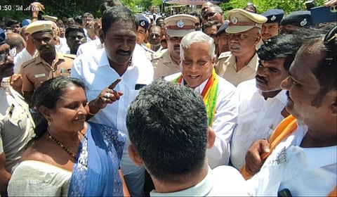 காஞ்சிபுரம் வந்த மத்திய ரயில்வே இணை அமைச்சர் சோமண்ணாவை சூழ்ந்து கொண்டு இந்திரா நகர் பொதுமக்கள் மனு அளித்தனர்.