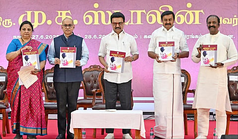சென்னையில் நடந்த கருணாநிதி நூற்றாண்டு கருத்தரங்க தொடக்க விழாவில் முதல்வர் ஸ்டாலின் சிறப்பு மலரை வெளியிட்டார்