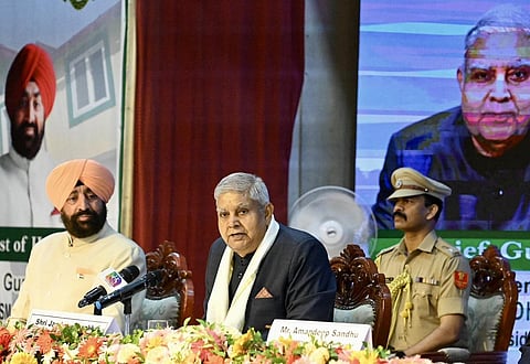 “சமூகம், தேசத்துக்காக உங்கள் இலக்கை நிர்ணயுங்கள்” - கல்லூரி விழாவில் ஜெகதீப் தன்கர் பேச்சு