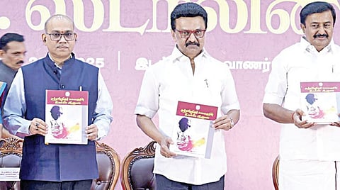 சென்னையில் நடந்த கலைஞர் நூற்றாண்டு கருத்தரங்கில் முதல்வர் ஸ்டாலின் விழா மலரை வெளியிட்டார். உடன் அமைச்சர் மு.பெ.சாமி
நாதன், ஜேஎன்யு பல்கலைக்கழக துணைவேந்தர் சாந்தி ஸ்ரீ துலிப்புடி பண்டிட், சாகித்ய அகாடமி செயலர் னிவாசராவ். | படம்: எஸ்.சத்தியசீலன் |