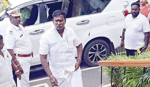 புதுச்சேரி முதல்வர் ரங்கசாமியிடம் ராஜினாமா கடிதத்தை அளிப்பதற்காக வந்த அமைச்சர் சாய் ஜெ.சரவணன்குமார். | படம்: எம்.சாம்ராஜ் |