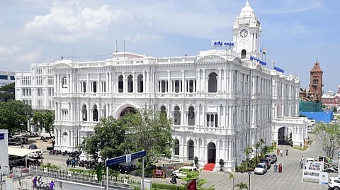 பருவமழை காலங்களில் மழை நீர் தேங்காமல் தடுக்க 21 நீர்வழி கால்வாய்களில் ரூ.211.86 கோடியில் வெள்ளத் தடுப்புச் சுவர்