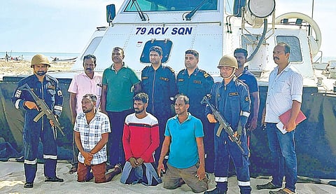 தமிழகத்துக்குள் ஊடுருவ முயன்று, தனுஷ்கோடி அருகே கடலோரக் காவல் படையினரால் கைது செய்யப்பட்ட இலங்கை நாட்டவர்கள்.