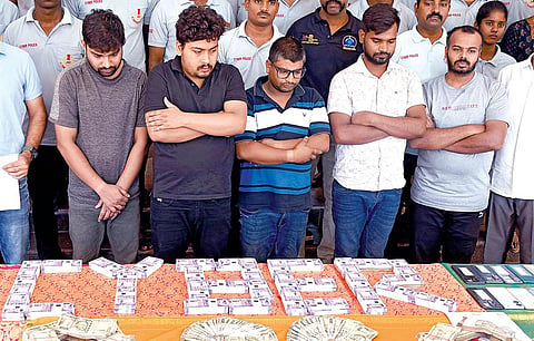 முகநூல் வாயிலாக பல கோடி மோசடி செய்ததாக புதுச்சேரி சைபர் க்ரைம் போலீஸாரால் கைது செய்யப்பட்ட 5 பேரிடமிருந்து மீட்கப்பட்ட பணம். படம்: எம்.சாம்ராஜ்