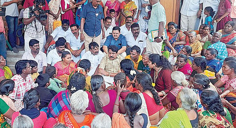 பாஜகவில் இணைந்த பெண்களுடன் தரையில் அமர்ந்து கலந்துரையாடிய மாநிலத் தலைவர் நயினார் நாகேந்திரன் படம்: மு.லெட்சுமி அருண்
