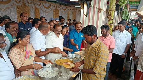 பழநி மலைக்கோயிலில் பக்தர்களுக்கு நாள் முழுவதும் பிரசாதம் வழங்கும் திட்டத்தை துவக்கி வைத்த அமைச்சர் அர.சக்கரபாணி.