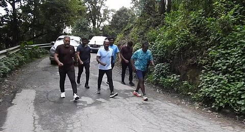 கொடைக்கானல் மலைச்சாலை பூம்பாறை- மன்னவனூர் இடையே 21 கி.மீ., நடைபயணம் மேற்கொண்ட அமைச்சர் மா.சுப்பிரமணியன்.