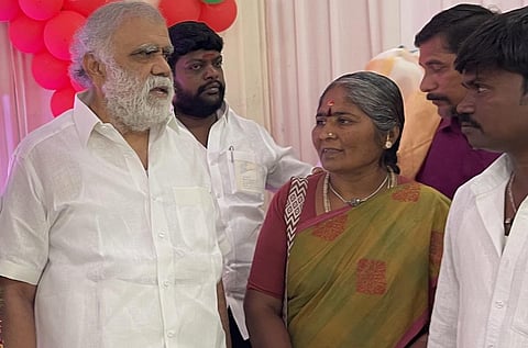 சின்னாளபட்டியில் நடந்த நிகழ்ச்சியில் அமைச்சர் ஐ.பெரியசாமியுடன், தமிழக வாழ்வுரிமை கட்சி அரசியல் குழு உறுப்பினர் முத்துலட்சுமி வீரப்பன்.