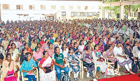 திருச்சி ஸ்ரீமதி இந்திராகாந்தி மகளிர் கல்லூரியில் நேற்று நடைபெற்ற ‘உனக்குள் ஓர் ஐஏஎஸ்’ வழிகாட்டி நிகழ்ச்சியில் பங்கேற்ற மாணவ, மாணவிகள், போட்டி  தேர்வர்கள், பெற்றோர் உள்ளிட்டோர். | படங்கள்: ர.செல்வமுத்துகுமார் |