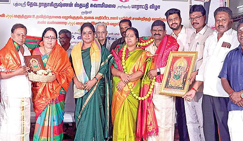 விராட் விஸ்வகர்ம சேவாலயா அறக்கட்டளை சார்பில் சென்னை பெரியார் நகரில் நடைபெற்ற விழாவில் பத்ம விருதுபெற்ற ஸ்தபதி தேவ.ராதாகிருஷ்ணனை கவுரவித்தார் சென்னை உயர் நீதிமன்ற நீதிபதி டி.வி.தமிழ்ச்செல்வி. உடன், அறக்கட்டளை நிறுவனர் முனைவர் பிரம்மஸ்ரீ கே.பி.வித்யாதரன், விஜயலட்சுமி வித்யாதரன், டாக்டர் வி.விஜயசந்தர் வித்யாதரன், தெய்வநாயகி ராதாகிருஷ்ணன் உள்ளிட்டோர்.