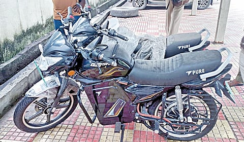 வேளச்சேரி வன அலுவலகத்தில் பழுது காரணமாக பயன்படுத்தப்படாமல் நிறுத்தி வைக்கப்பட்டுள்ள மின்சார இருசக்கர வாகனங்கள்.