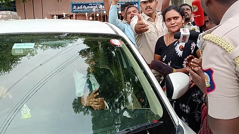 மடப்புரத்தில் விசாரணைக்கு வந்த திருப்புவனம் குற்றவியல் நடுவர் வெங்கடேஷ் பிரசாத்திடம் முறையிட்ட பெண்கள்.