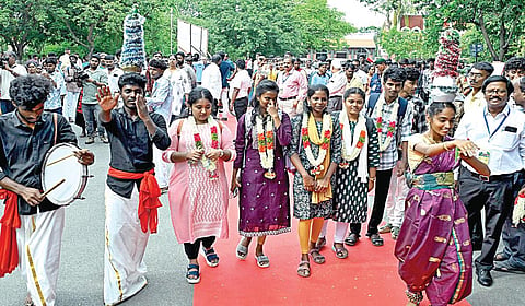 சென்னை மாநிலக் கல்லூரியில் முதலாம் ஆண்டு வகுப்புகள் நேற்று தொடங்கின. முதல் நாளில் கல்லூரிக்கு வந்த மாணவ, மாணவிகளை ஆட்டம்பாட்டத்துடன் உற்சாகமாக வரவேற்ற பேராசிரியர்கள் மற்றும் சீனியர் மாணவர்கள்.  |படம்: எஸ்.சத்தியசீலன் |